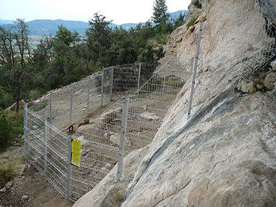 Plafó avís escaladors al Roc de Rumbau