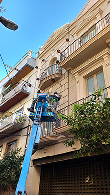 Col·locació dels aplics a la façana del teatre