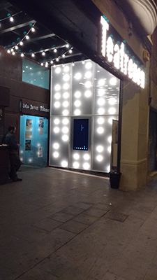 Rètol i hall del Teatreneu